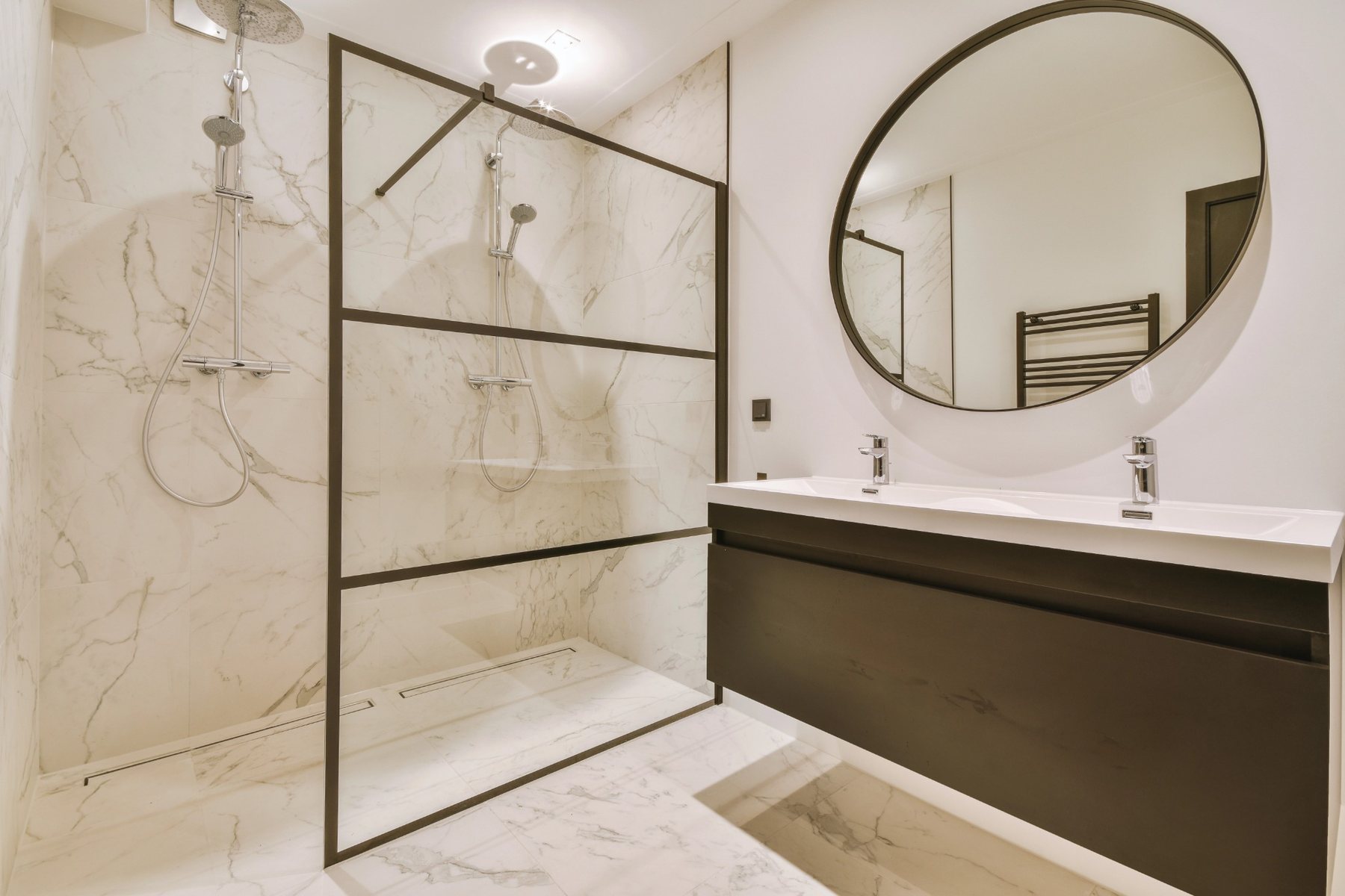 Modernes Badezimmer mit großzügiger bodengleicher Dusche und Doppelwaschtisch