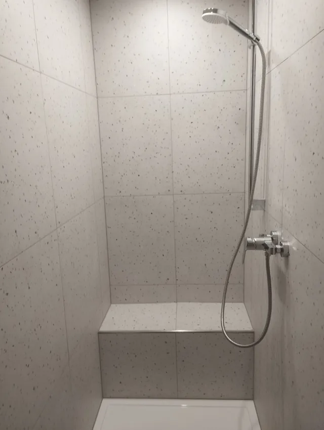 Eigene Referenz: fertiggestellte Dusche mit Sitzbank