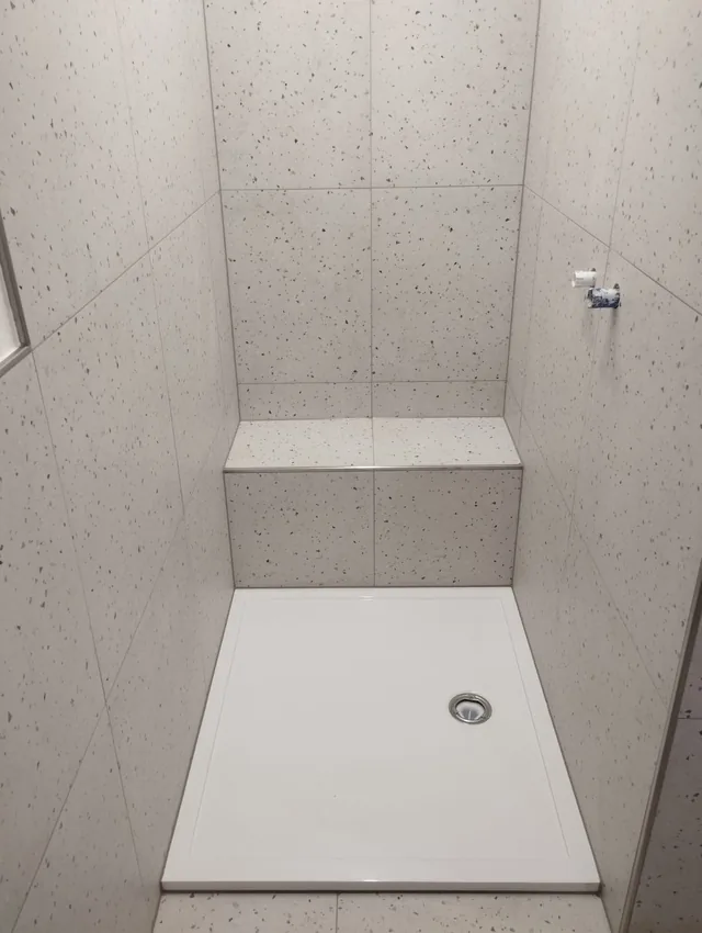 Eigene Referenz: Dusche mit gefliester Sitzbank